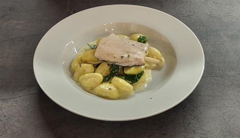 Symbolfoto zum Rezept: gedämpfter Seesaibling mit Rahmgnocchi und Blattspinat